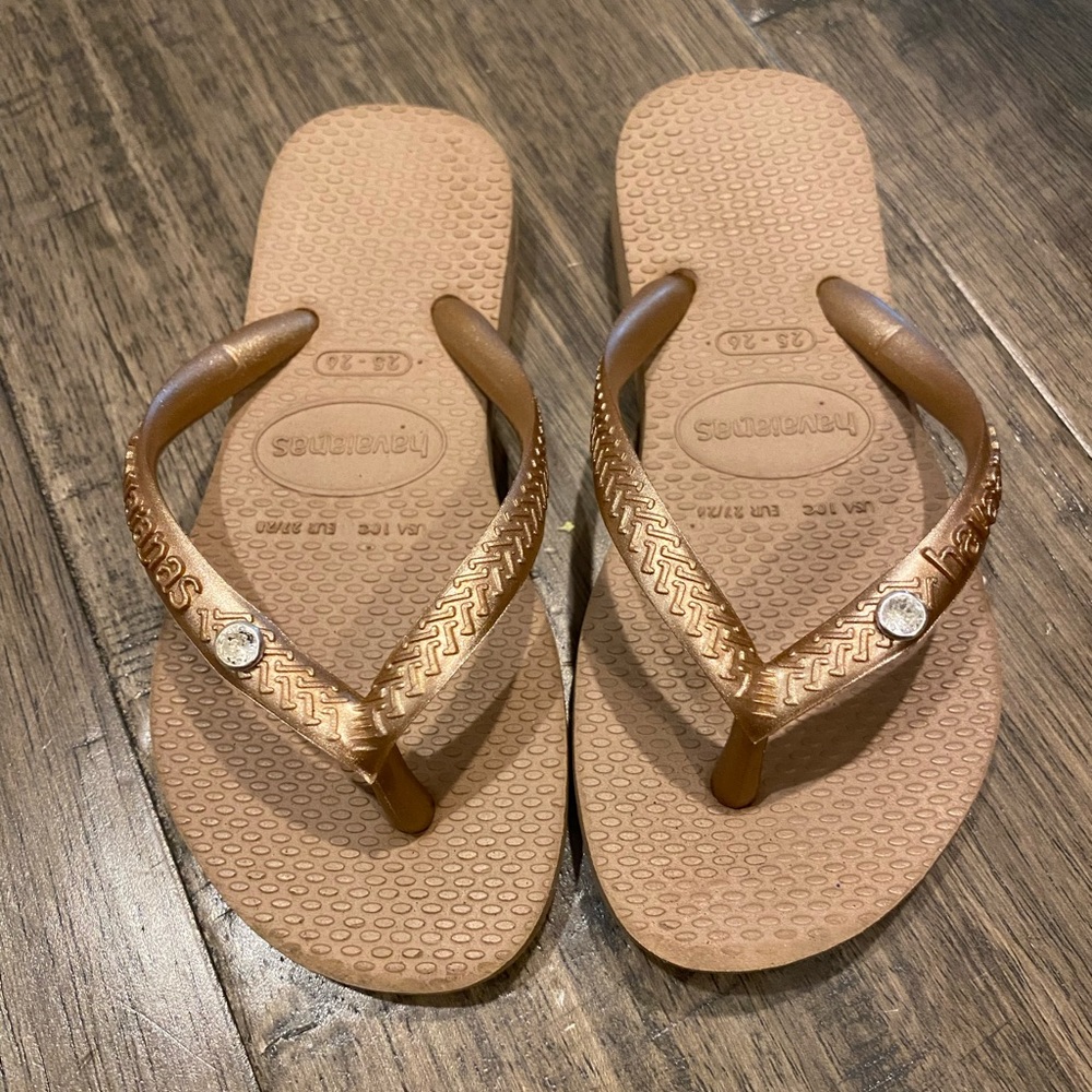 EUC Havaianas Girls Flip Flops, Gold, Size 25-26